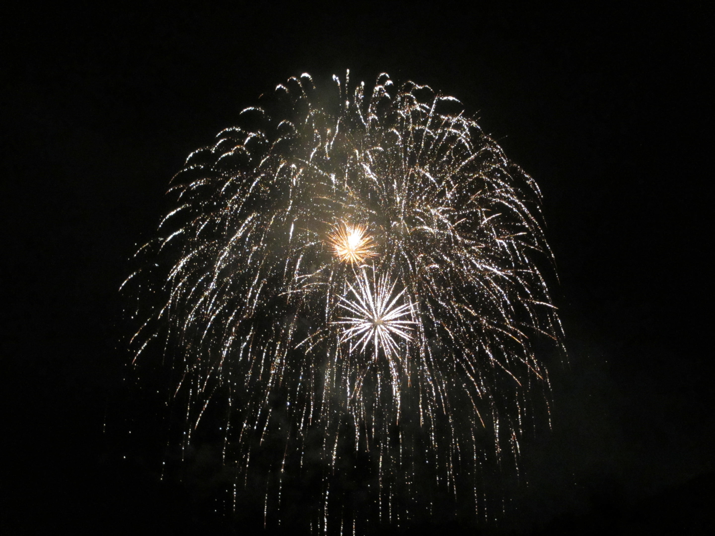 夏といえば花火大会。写真は２０１６ながさきみなとまつりの花火です。長崎市出身福山雅治さんの楽曲を奏でながら、夏の夜空を彩りました。
